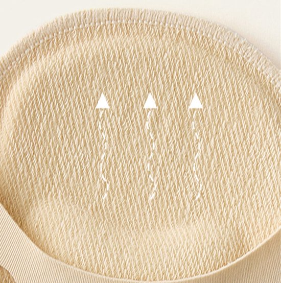 Detailopname van het gedetailleerde textuur van een nude voorvoetpad met drie witte pijlen omhoog.