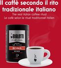 Zwarte Bialetti Il Caffè d'Italia Roma Intenso koffieverpakking naast een witte Bialetti mok met koffie.