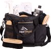 Sac noir pour l'équitation avec des accents dorés et un logo, rempli d'articles de pansage comme des brosses et des bouteilles.