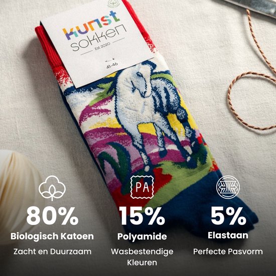 Een rode sok met een print van een wit paard en kleurrijke achtergrond. De sok bestaat uit 80% biologisch katoen, 15% polyamide en 5% elastaan.