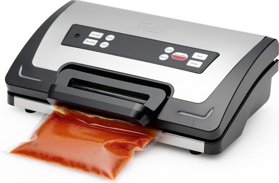 Machine sous vide Solis avec un sac de sauce rouge en cours de scellage, de couleur argentée et noire.