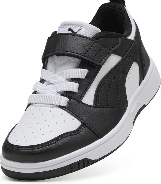 Zwart-witte PUMA sneaker met klittenbandsluiting, witte veters en perforaties op de neus.