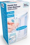 Verpakking van een witte automatische zeepdispenser met een afbeelding van een hand die zeep ontvangt.