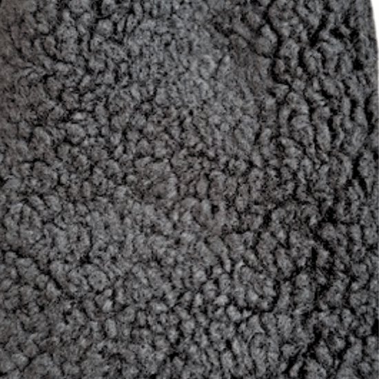 Dicht detail van donkergrijze, teddy-achtige stof met een volle, pluizige textuur.