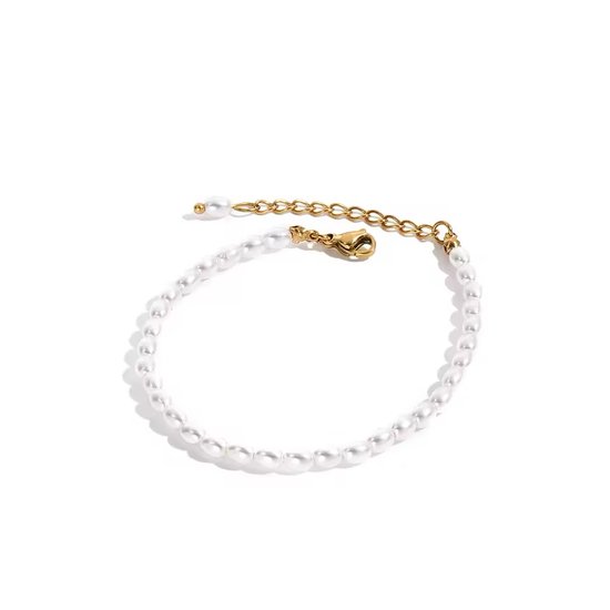Gouden armband met kleine witte parels en een gouden schakelketting.