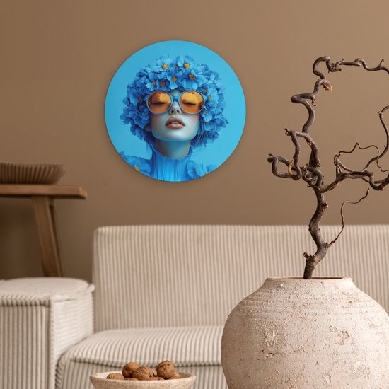 WallCircle® Wandcirkel 30x30 cm - Muurcirkel Vrouw - Bloem - Blauw - Modern - Bril - Portret - Muurdecoratie woonkamer - Wanddecoratie slaapkamer - Kamer decoratie accessoires - Ronde schilderijen