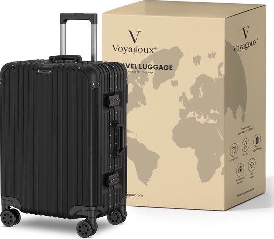 Zwarte koffer met wielen naast de verpakking, waarop de wereldkaart staat. De tekst "Voyagoux® TRAVEL LUGGAGE" is zichtbaar.