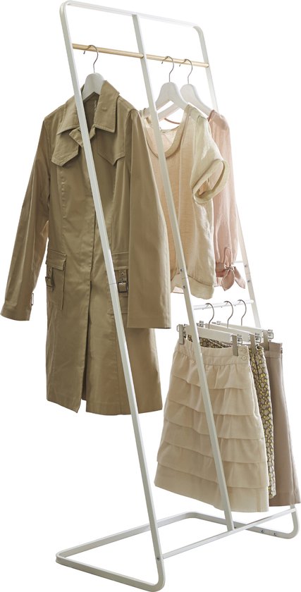 Wit kledingrek met beige jas, beige top, roze blouse en rokken.