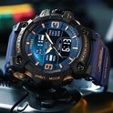 Smael sporthorloge met blauwe band en koperkleurige accenten. Blauwe wijzerplaat met digitale en analoge tijdweergave.