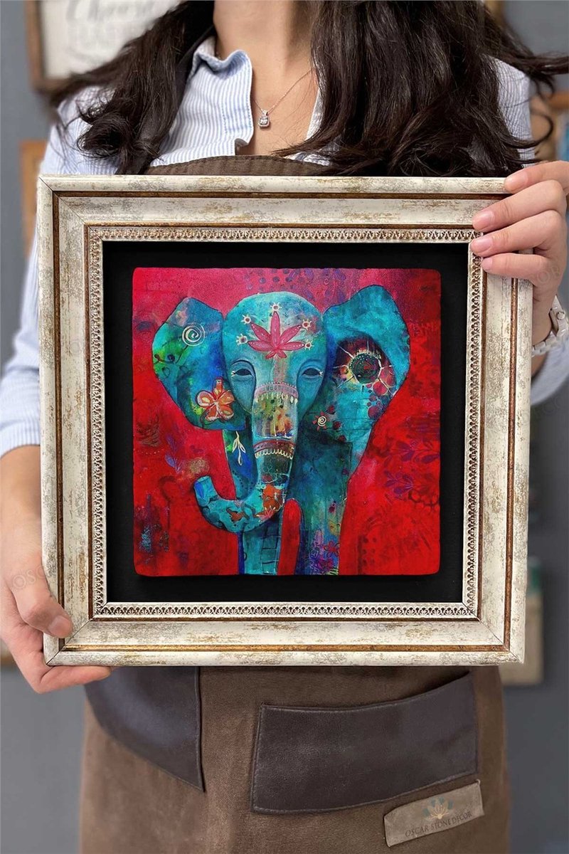 Ingelijst Schilderij natuursteen Blauwe Olifant met rood achtergrond - Dier - Kunst - 30x30 cm - Muurdecoratie – Wanddecoratie - Tegel kunst - Wanddecoratie - Muurdecoratie - Verjaardagscadeau - Valentijn Cadeautje voor hem haar