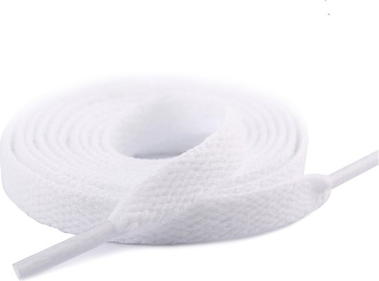 Witte platte schoenveters met ruitpatroon.