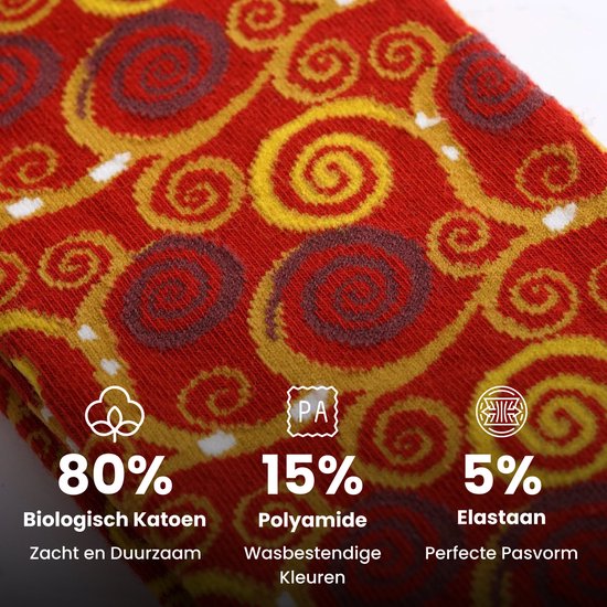 Detail van rode sokken met opdruk: 80% biologisch katoen, 15% polyamide, 5% elastaan.