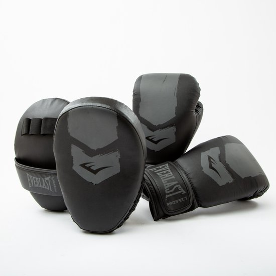 Zwarte Everlast bokshandschoenen en handpads met grijze logo's, op witte achtergrond.