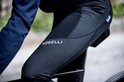Detail van zwarte fietsbroek met 'ROGELLI' logo op het been.