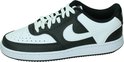 Zwarte en witte Nike Court Vision Low sneaker met witte veters en witte zool.