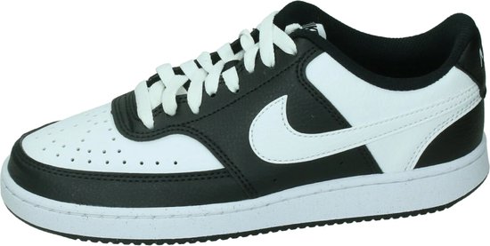 Zwarte en witte Nike Court Vision Low sneaker met witte veters en witte zool.