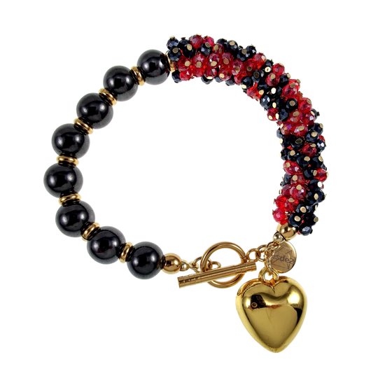 Armband met gouden hartbedel, schakel, rode en zwarte kristallen en zwarte kralen. De kralen zijn aan elkaar geregen met gouden accenten.