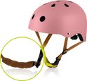 Roze fietshelm met ingezoomd detail van de bruine kinbeschermer.