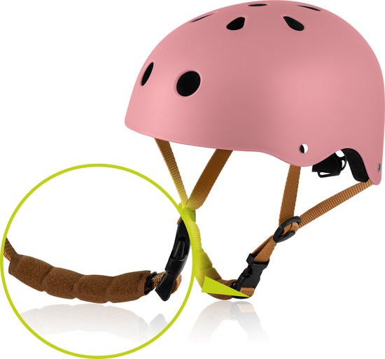 Roze fietshelm met ingezoomd detail van de bruine kinbeschermer.