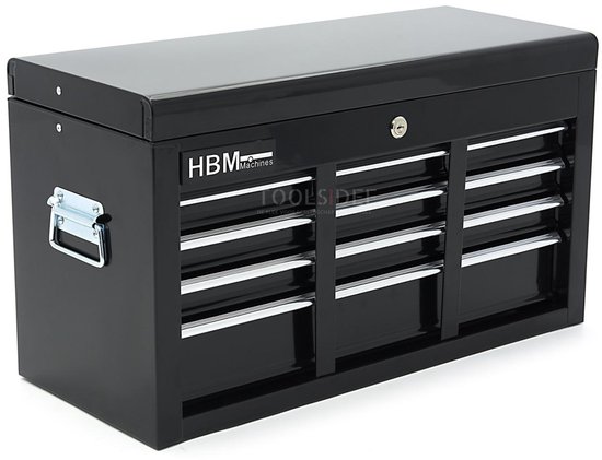 Zwarte gereedschapskist gesloten, zes lades met chrome handvatten, logo HBM Machines.