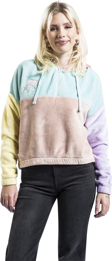 Model draagt korte, veelkleurige teddy hoodie met ritssluiting. Pastelkleuren: lichtgeel, roze, turkoois, lila en groen. Broderie van paddestoelen op de borst.