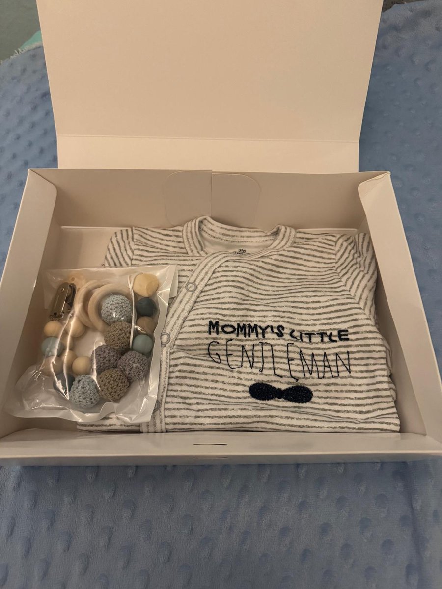 Goedkoopste Kiddiezoom - Kraamcadeau - Boxpakje met speenketting / bijtring - babykleding - boxpakje - 0-3mnd- little gentleman