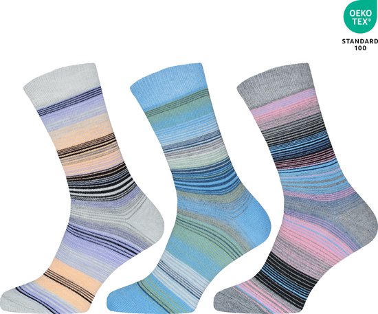 Drie dames sokken met strepen in pastelkleuren, grijs en blauw. Van links naar rechts: crème, blauw en grijs.