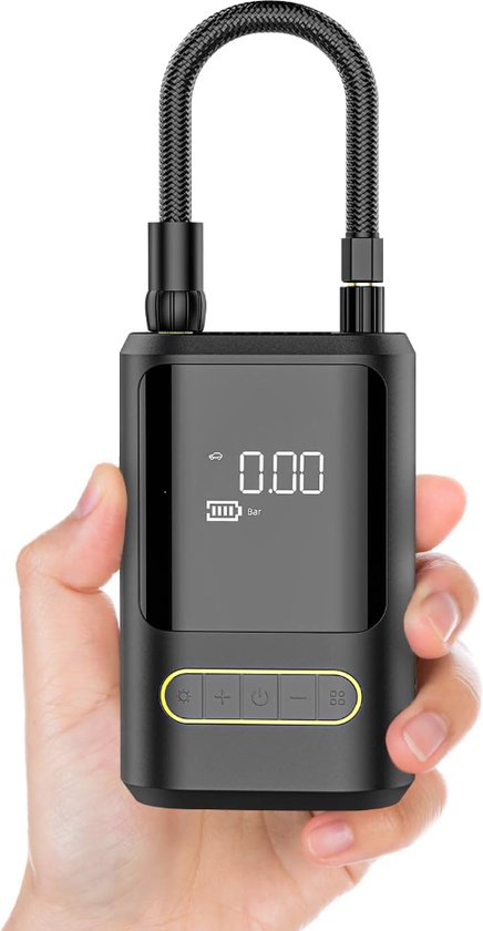 Hand houdt een zwarte elektrische luchtpomp vast met digitaal display dat '0.00 Bar' toont.