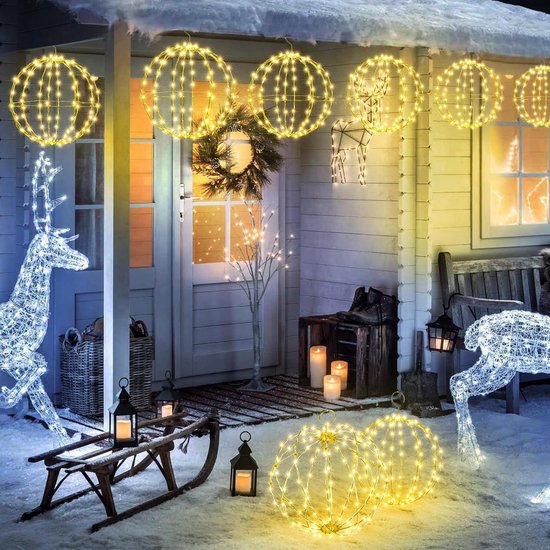 Vind verlichte kerstbal buiten op - april 2026