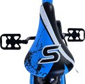 Zadel van een kinderfiets met blauw, zwart en wit spettermotief en een groot 'S' logo.