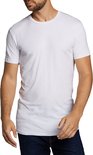 Man met baard draagt een wit T-shirt en een spijkerbroek.