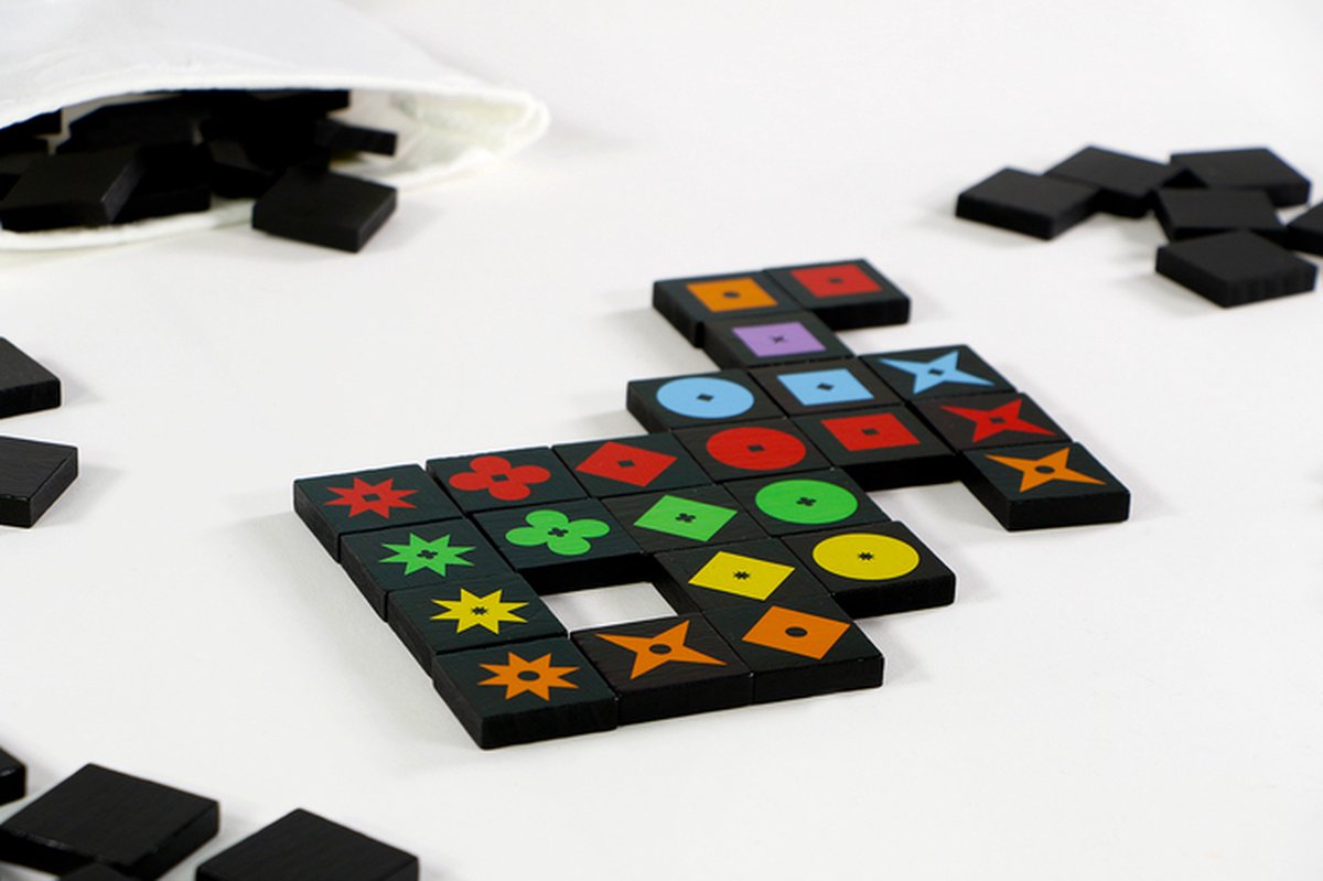 999 Games - Qwirkle - Bordspel - Sinds 2007 meer dan 15 spellenprijzen gewonnen - Familiespel - Gezelschapsspel - Educatief spel - spelregels in NL en FR — afbeelding 11