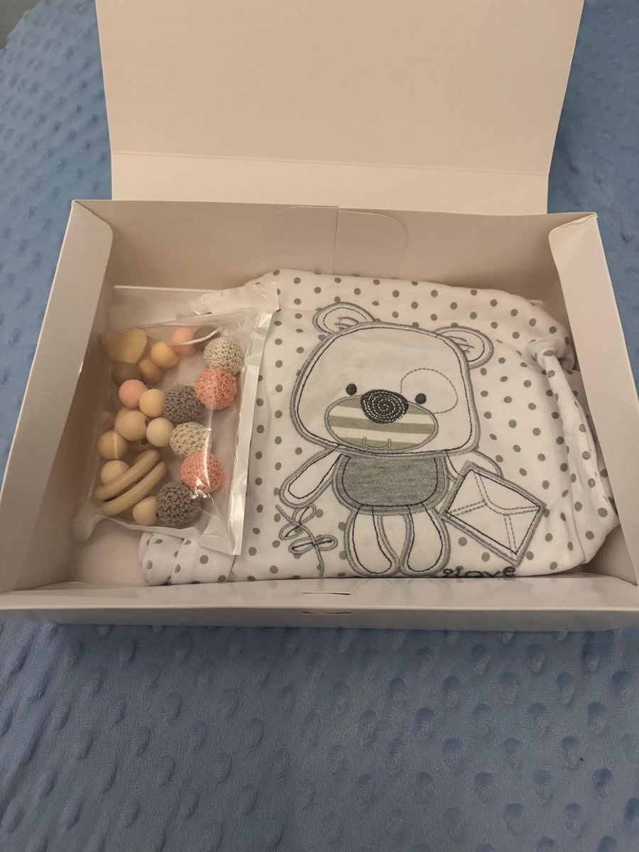Goedkoopste Kiddiezoom - Kraamcadeau - Boxpakje plus speenketting/bijtring - babykleding - boxpakje -0-3mnd.