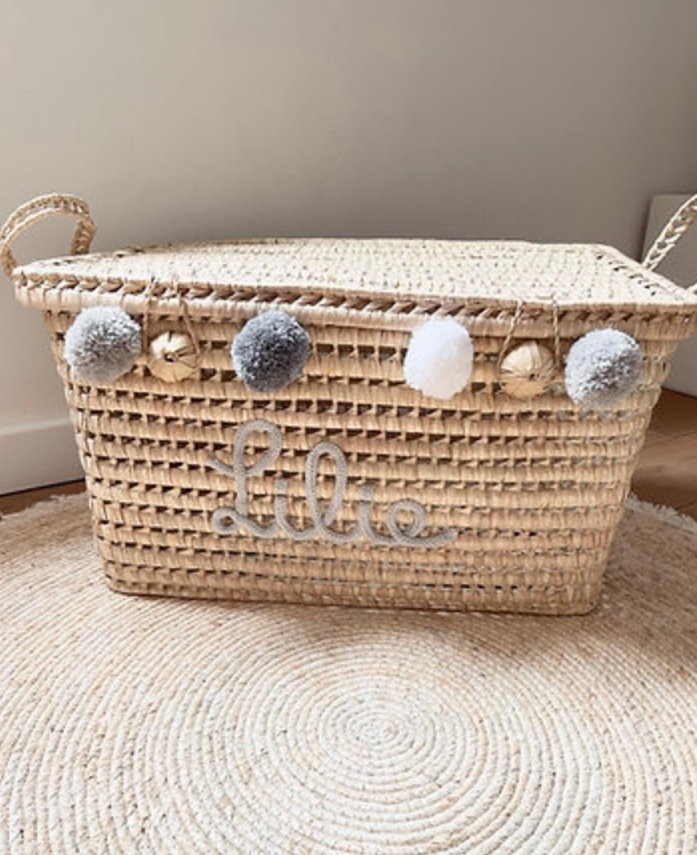 Opbergmand – Speelgoedmand – 60cm - Speelgoedkoffer – Koffer - Rieten mand - Speelgoed - Opbergen - Mand met naam - Pompon - Wol – Geschenk – Sint – Kerst – Verkleedkoffer - Kinderkamer - Gepersonaliseerd - Handgemaakt - Decoratie - Geboorte - Cadeau