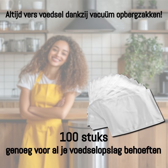 Een vrolijke vrouw met een gele schort staat naast een stapel vacuümzakken. 'Altijd vers voedsel dankzij vacuüm opbergzakken!'