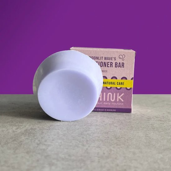 Paarse conditioner bar van RTHINK met verpakking. "Moonlit Wave's Conditioner Bar Lavender"