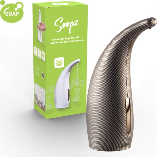 Gouden zeepdispenser met koolstofvezelpatroon, naast de groene verpakking van 'Soopz'.
