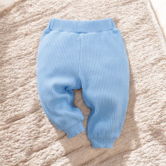Lichtblauwe baby broek, geribbelde stof met elastische taille en enkellaarsjes.