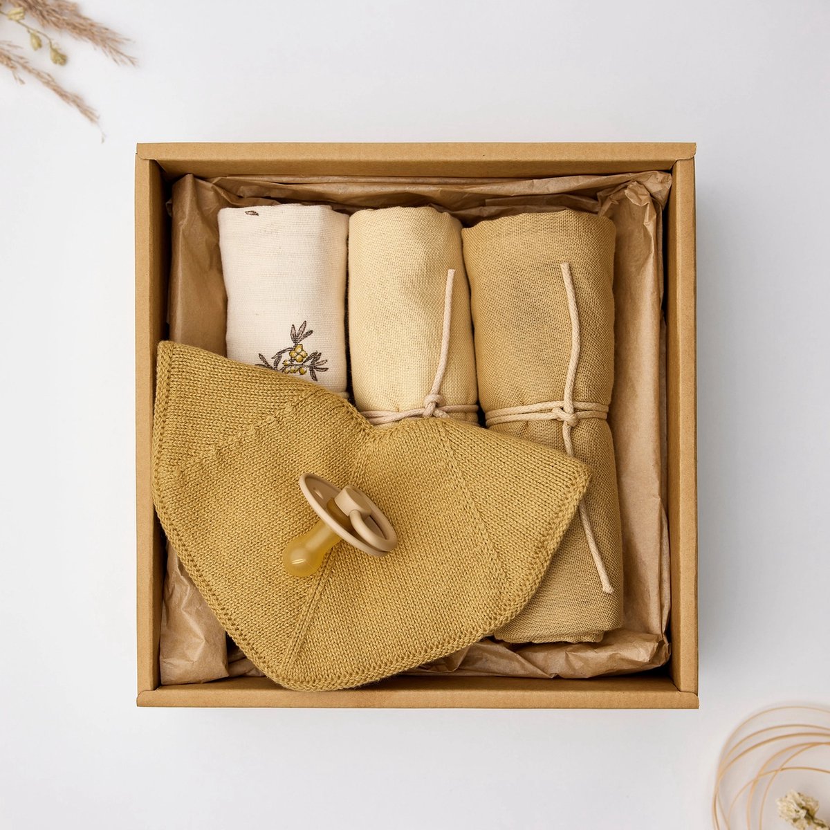 Goedkoopste Geschenkdoos - Kraamcadeau - Sunlight - 3x muslindoekje - 1x fopspeen - 1x spuugdoekje