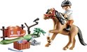 Ensemble Playmobil Country avec cheval brun et cavalier en chemise blanche, pantalon orange et bottes noires. Avec des accessoires tels qu'un enclos, un panier et un oiseau.