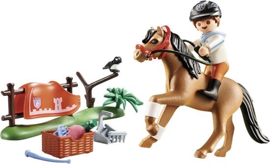 Ensemble Playmobil Country avec cheval brun et cavalier en chemise blanche, pantalon orange et bottes noires. Avec des accessoires tels qu'un enclos, un panier et un oiseau.
