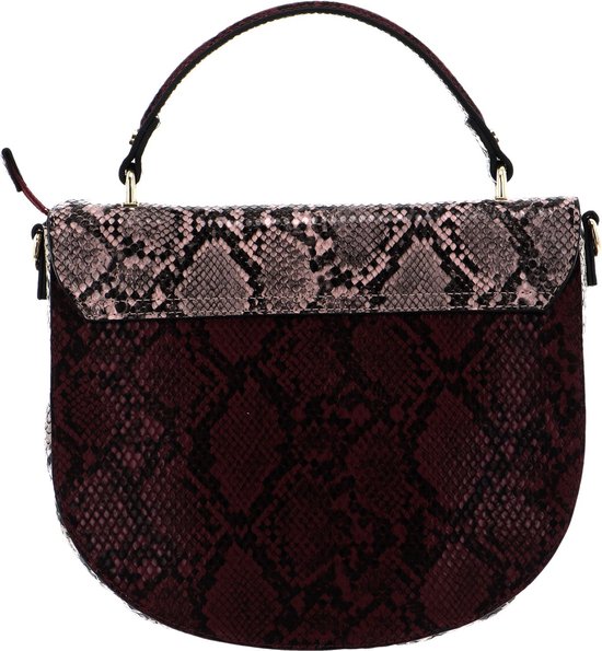 Sac à main en cuir de serpent bordeaux et rose avec un fond incurvé et une courte anse, vu de face.