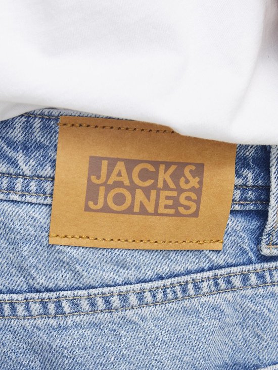 Lichtblauwe spijkerbroek met bruin leren label met 'JACK & JONES' logo.