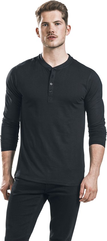 Man met zwart basic shirt met lange mouwen en ronde hals met knoopjes.