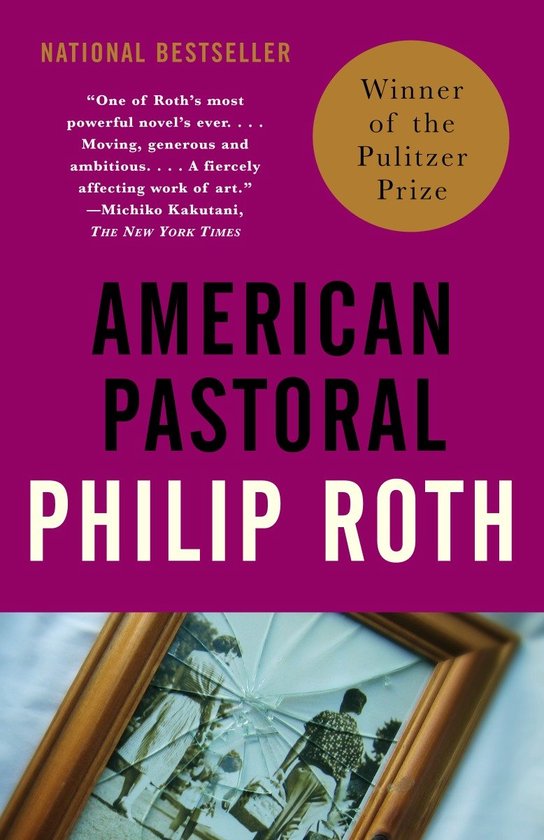 Boek "American Pastoral" van Philip Roth. Paarse omslag met gele cirkel "Winner of the Pulitzer Prize".