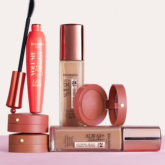 Bourjois make-up: Volume Glamour mascara, Always Fabulous foundation en Little Round Pot blush.