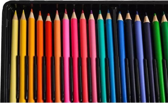 Een set van 288 kleurpotloden in verschillende kleuren, geordend in een zwarte doos. Van links naar rechts: geel, oranje, rood, roze, paars, blauw en groen.