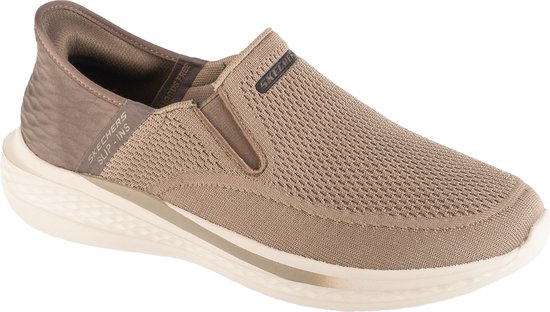Beige slip-on sneaker met textiel bovenwerk, taupe hielstuk en witte zool.