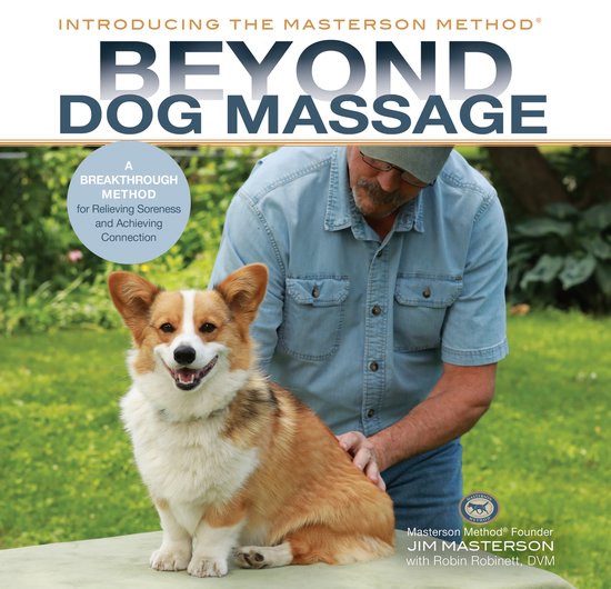 Een Corgi kijkt blij, zittend naast Jim Masterson die zijn poot masseert. De tekst 'Beyond Dog Massage' staat centraal.