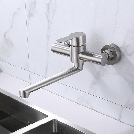 Robinet mural en acier inoxydable avec long bec pivotant au-dessus d'un double évier.